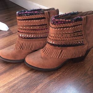 Mudd fringe heeled boots